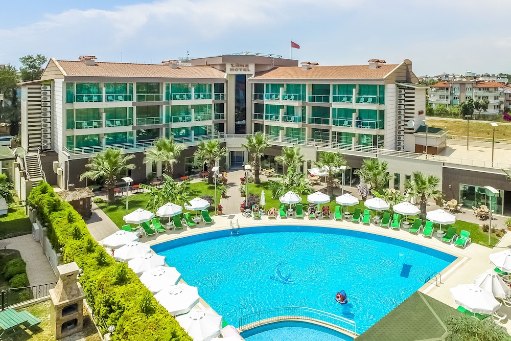 Side Lowe Hotel — Swimming pool in Side