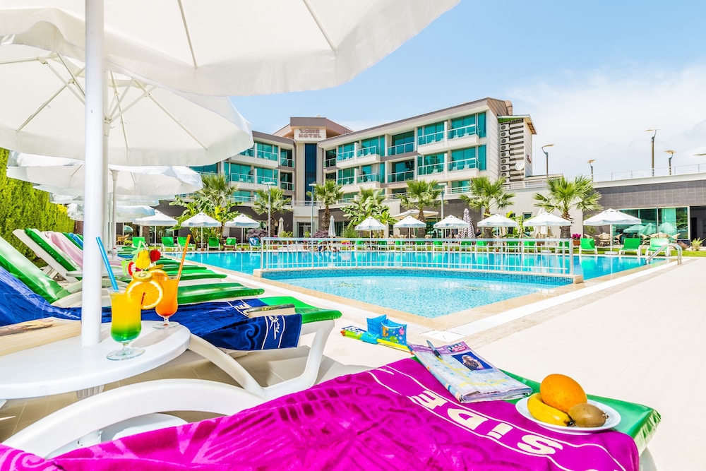 Side Lowe Hotel — Swimming pool in Side