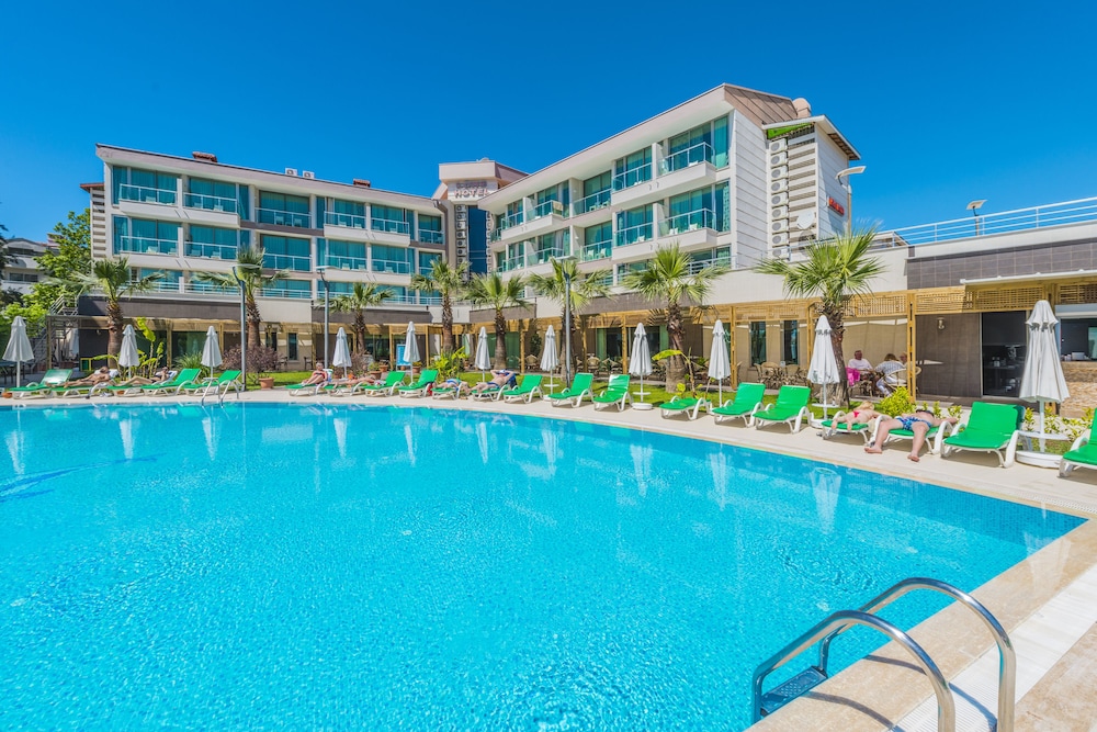 Side Lowe Hotel — Swimming pool in Side