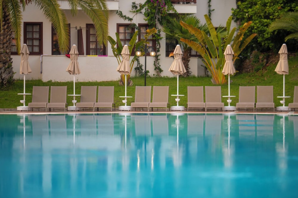 Alize Hotel Ölüdeniz - All inclusive — Swimming pool in Fethiye, Mugla