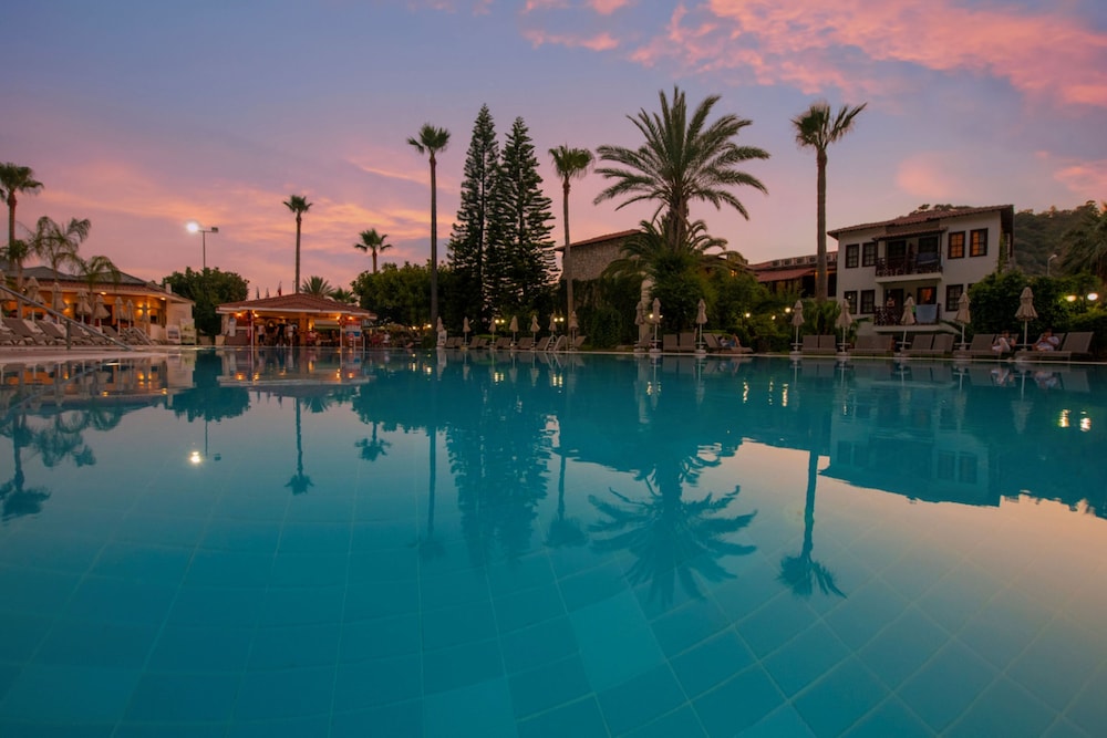 Alize Hotel Ölüdeniz - All inclusive — Swimming pool in Fethiye, Mugla