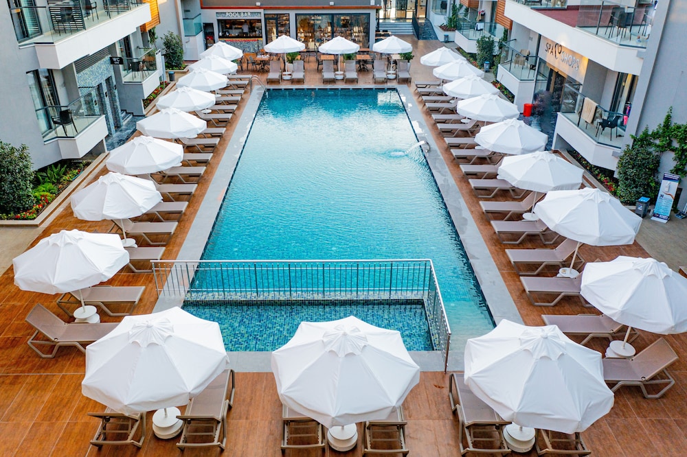 Side Amour Hotel - All Inclusive — Swimming pool in Side