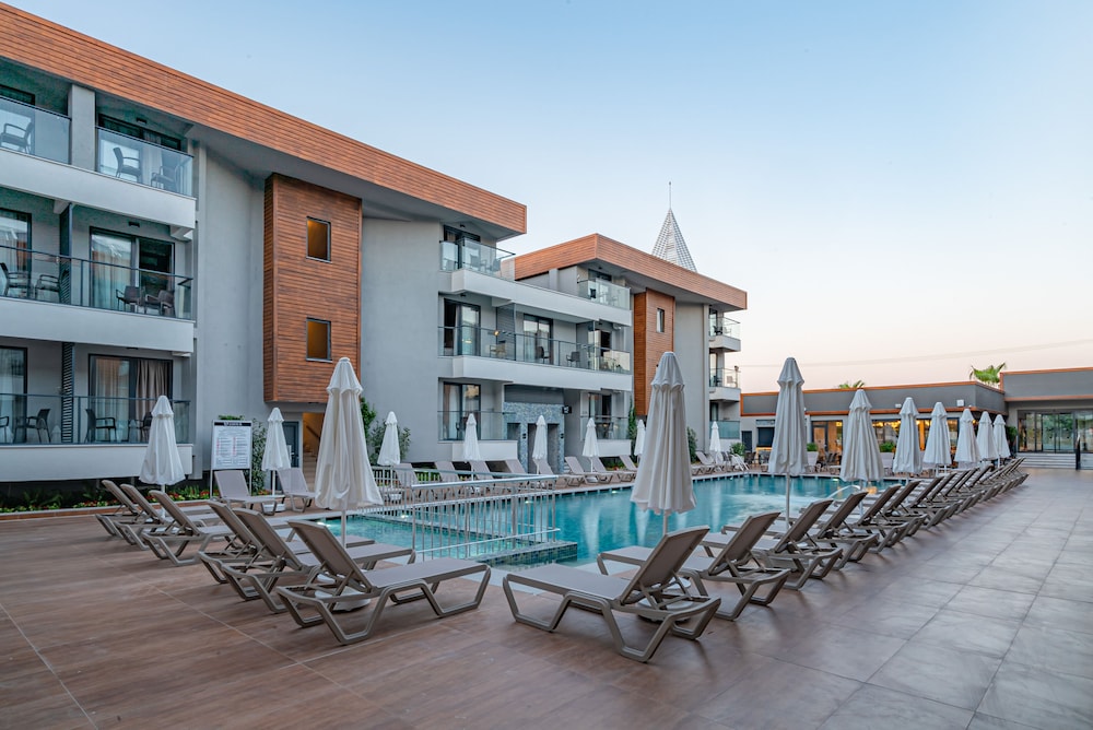 Side Amour Hotel - All Inclusive — Swimming pool in Side