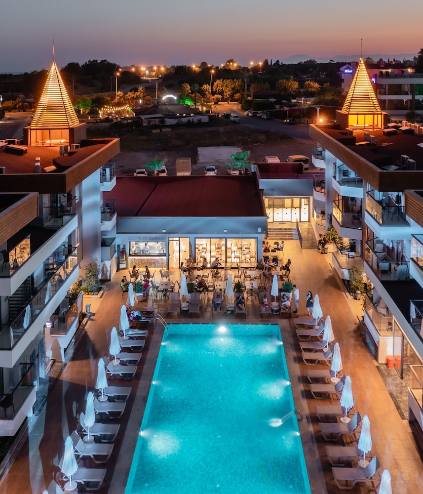 Side Amour Hotel - All Inclusive — Swimming pool in Side
