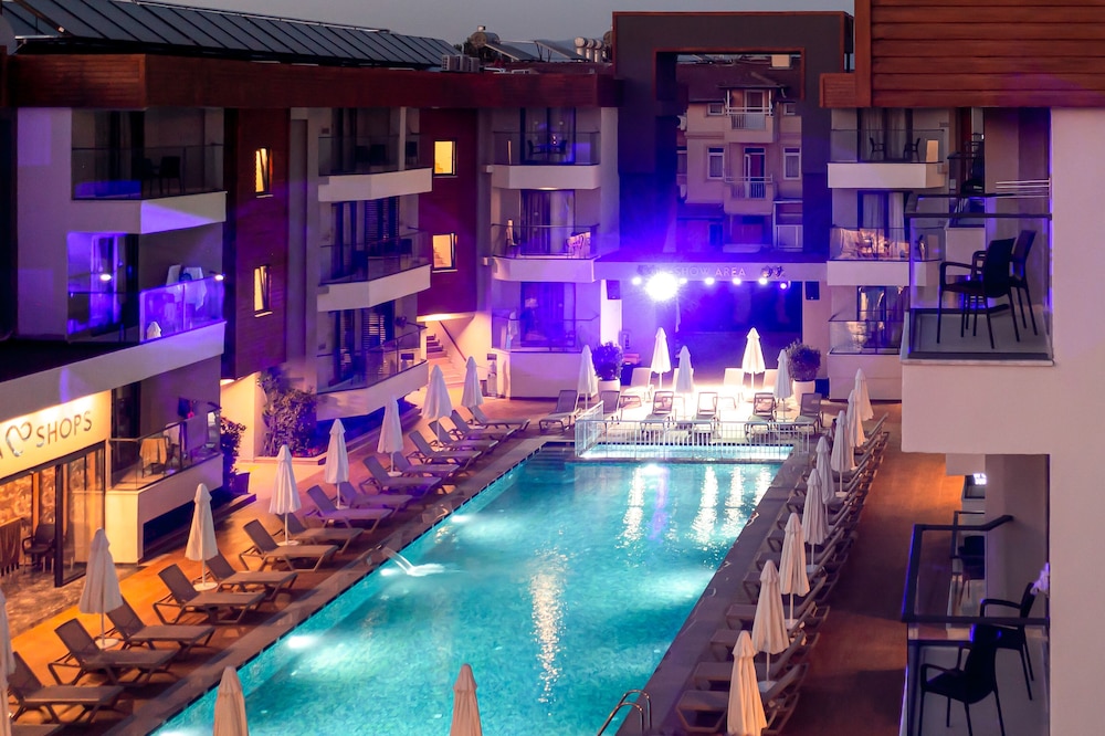 Side Amour Hotel - All Inclusive — Swimming pool in Side