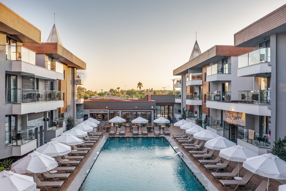 Side Amour Hotel - All Inclusive — Swimming pool in Side