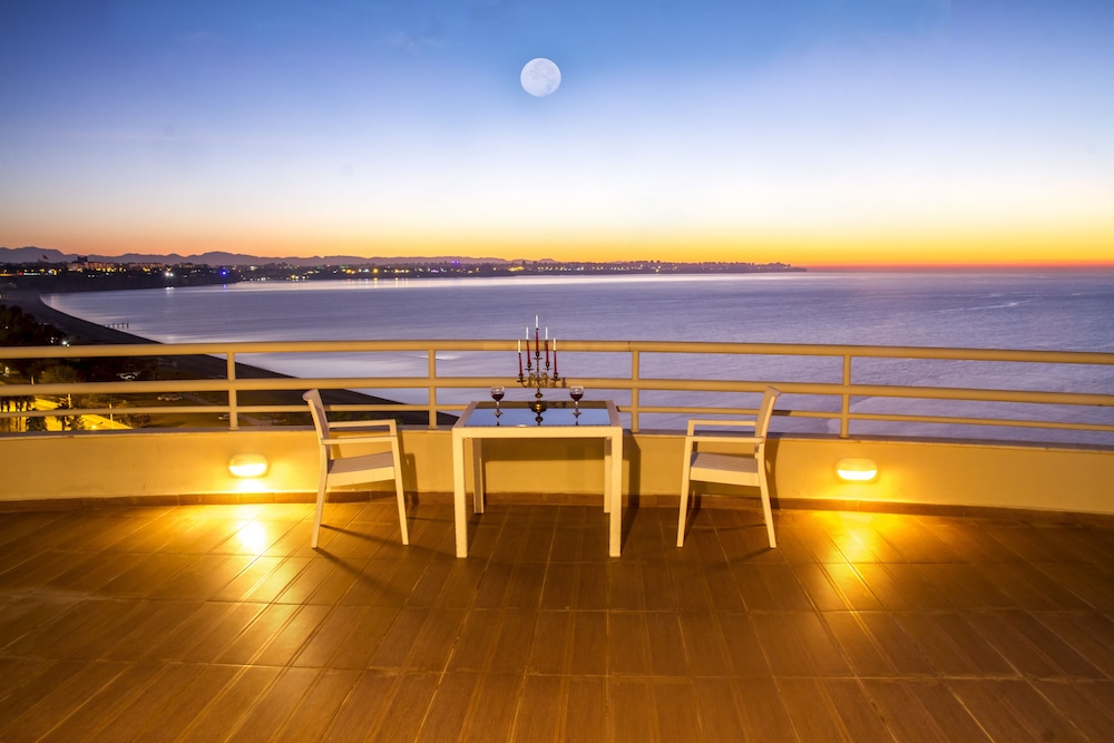 The Corner Park Hotel — Hotel rooms in Antalya