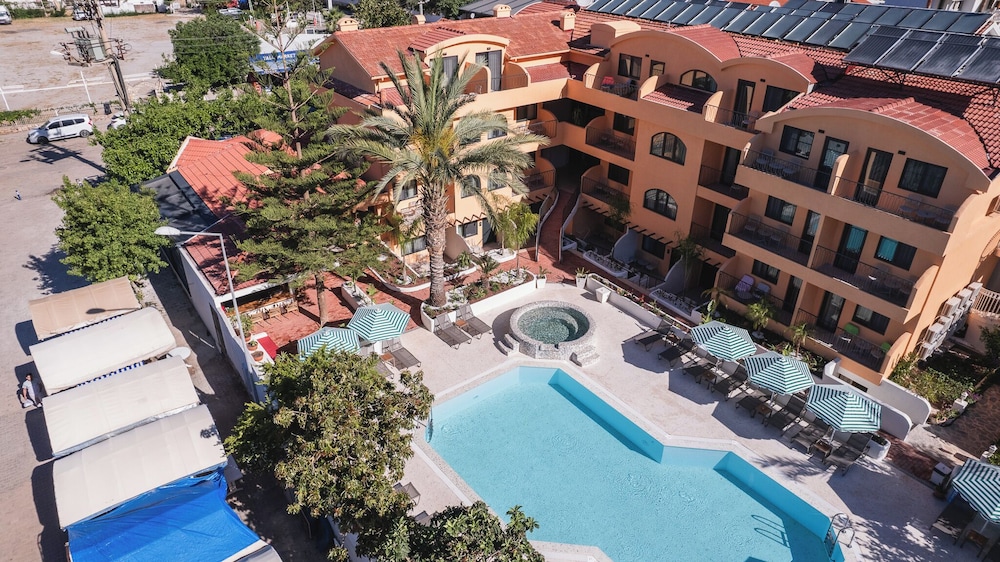 Ünsal Hotel — Swimming pool in Fethiye, Mugla