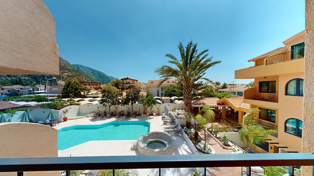 Ünsal Hotel — Swimming pool in Fethiye, Mugla