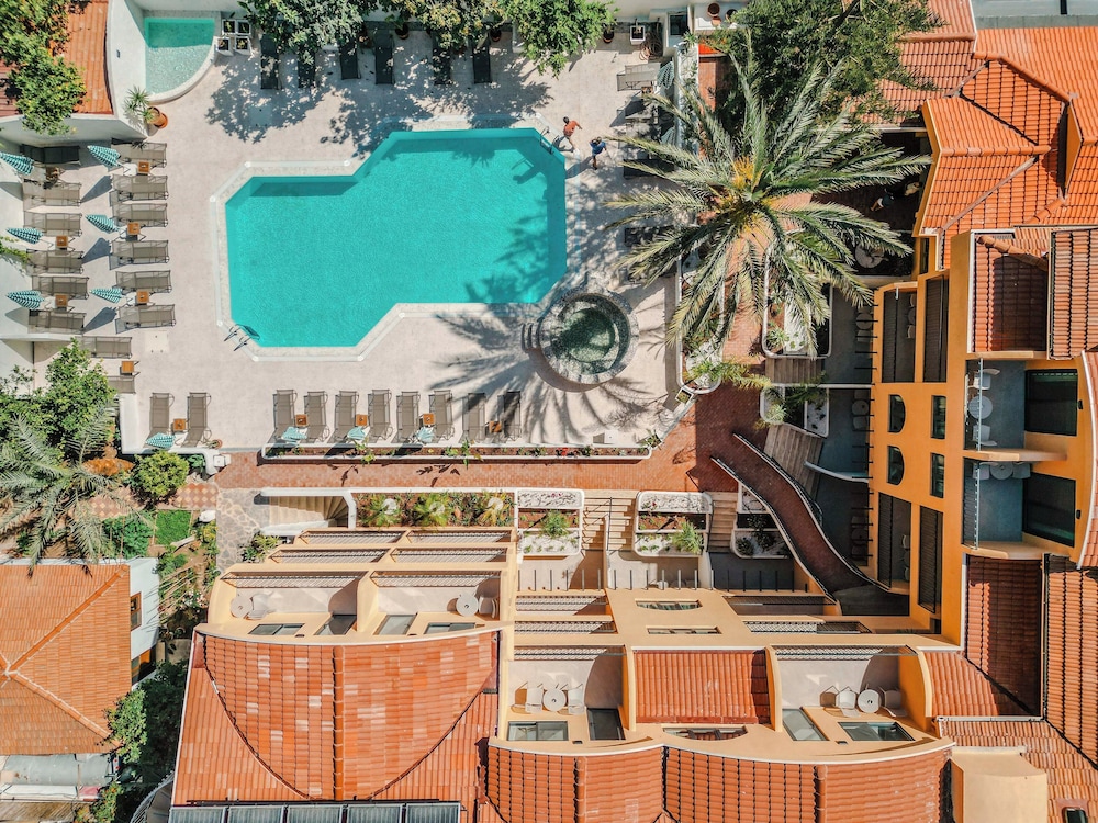 Ünsal Hotel — Swimming pool in Fethiye, Mugla