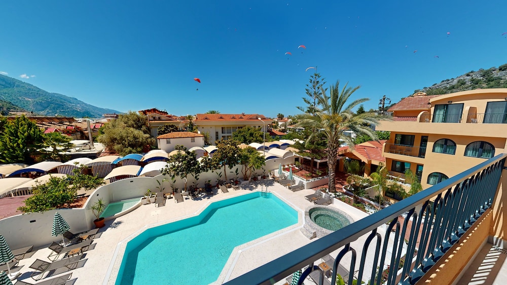 Ünsal Hotel — Swimming pool in Fethiye, Mugla
