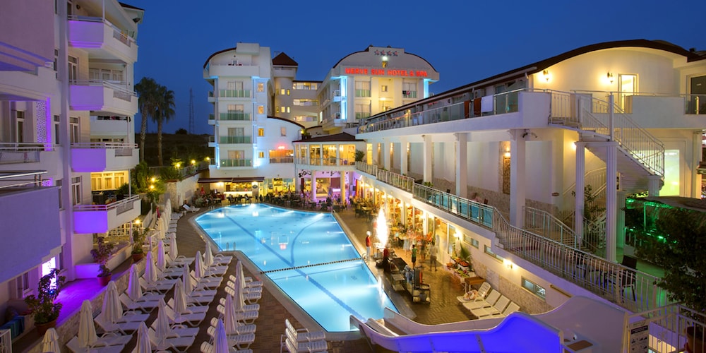 Merve Sun Hotel & Spa - All Inclusive — Swimming pool in Side