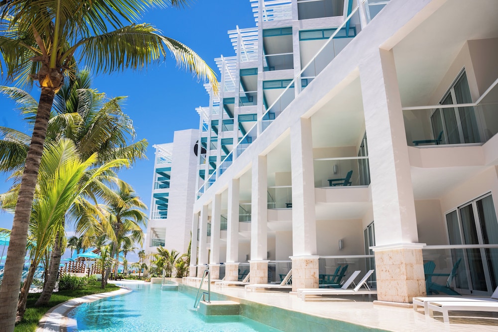 Margaritaville Island Reserve Riviera Maya - An Adults Only All Inclusive — Hotel building in Puerto Morelos, Quintana Roo