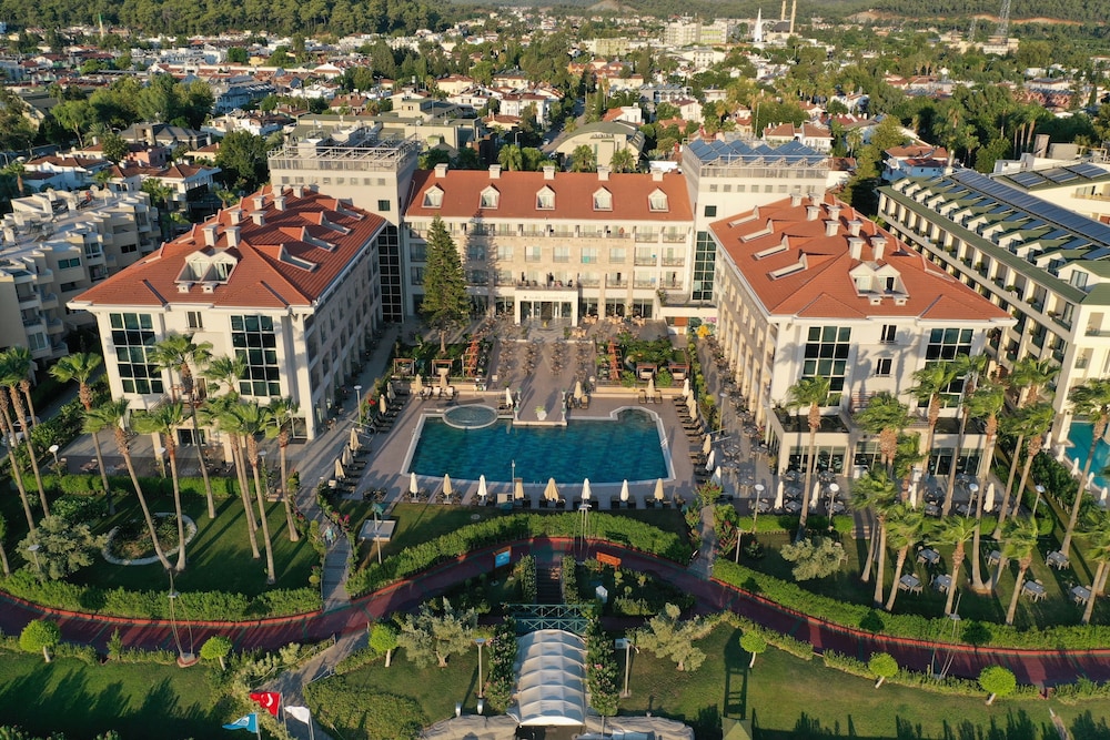 Fame Residence Kemer & Spa - All Inclusive — Hotel building in Kemer