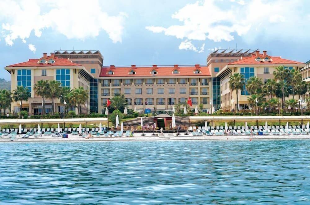Fame Residence Kemer & Spa - All Inclusive — Hotel building in Kemer