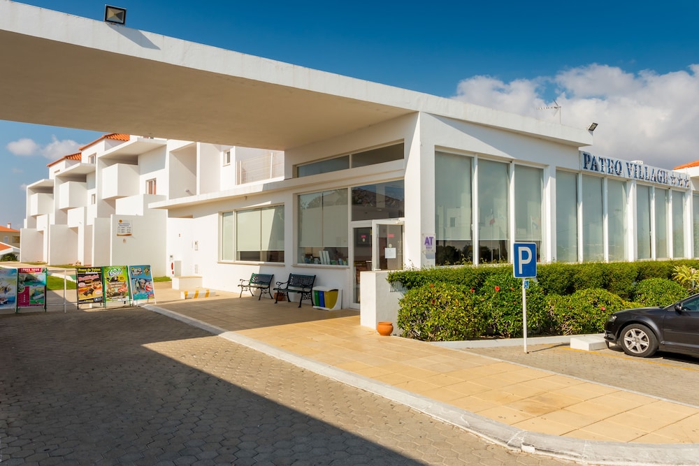 Apartamentos Turísticos Pateo Village — Hotel building in Albufeira, Faro