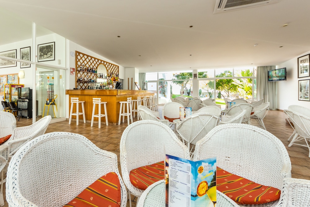 Apartamentos Turísticos Pateo Village — Restaurant & bars in Albufeira, Faro