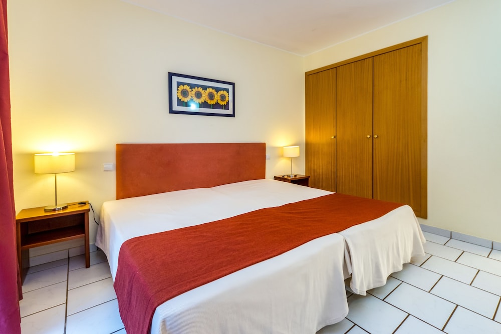 Apartamentos Turísticos Pateo Village — Hotel rooms in Albufeira, Faro