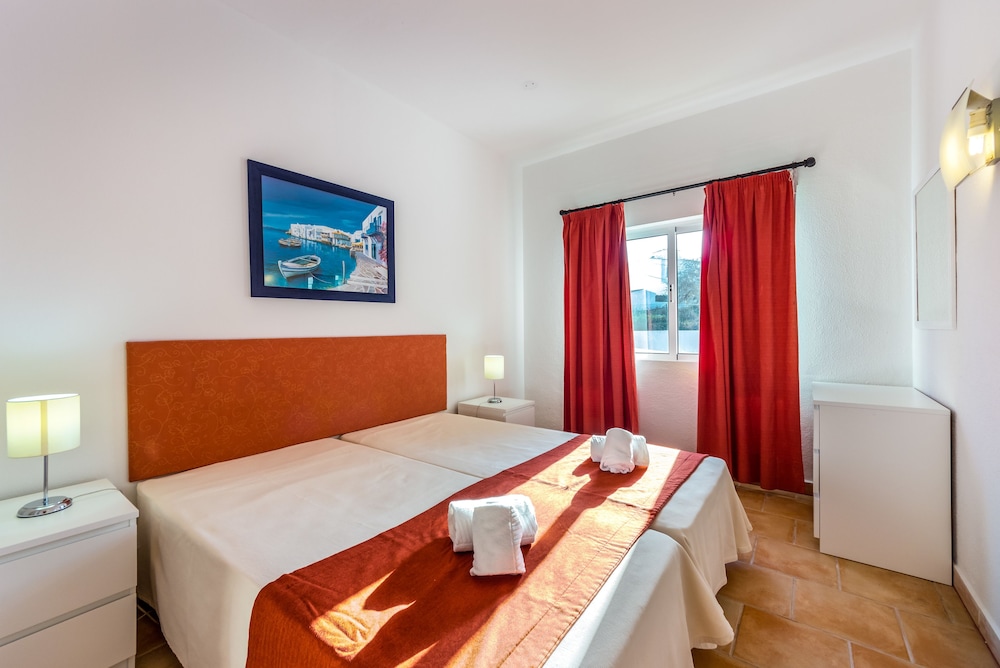 Apartamentos Turísticos Pateo Village — Hotel rooms in Albufeira, Faro