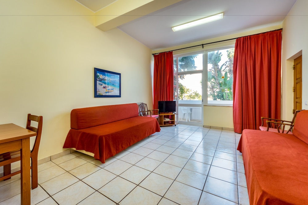 Apartamentos Turísticos Pateo Village — Hotel rooms in Albufeira, Faro