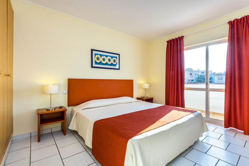 Apartamentos Turísticos Pateo Village — Hotel rooms in Albufeira, Faro