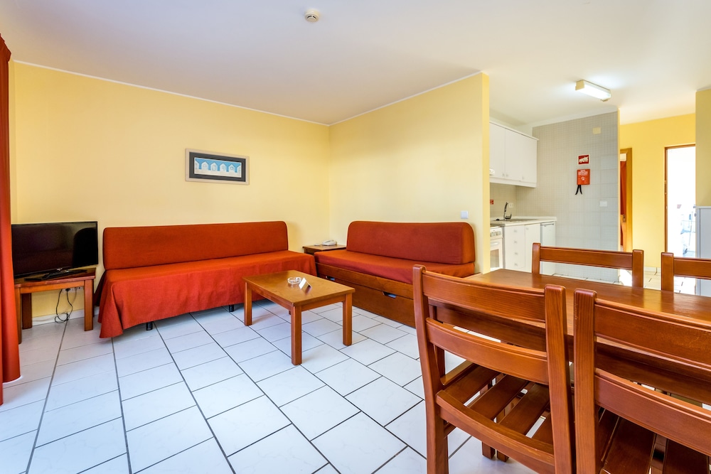 Apartamentos Turísticos Pateo Village — Hotel rooms in Albufeira, Faro