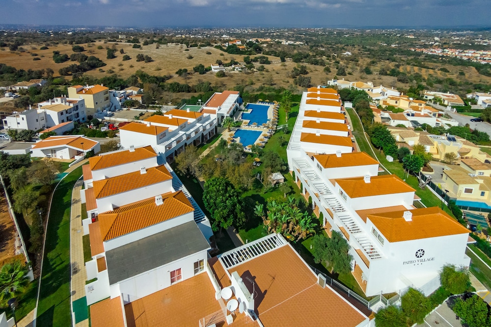 Apartamentos Turísticos Pateo Village — Hotel building in Albufeira, Faro