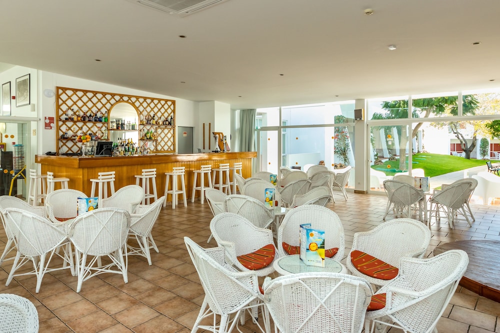 Apartamentos Turísticos Pateo Village — Restaurant & bars in Albufeira, Faro