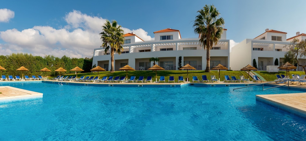 Apartamentos Turísticos Pateo Village — Hotel building in Albufeira, Faro
