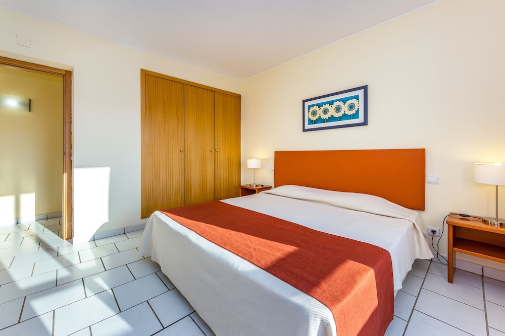 Apartamentos Turísticos Pateo Village — Hotel rooms in Albufeira, Faro