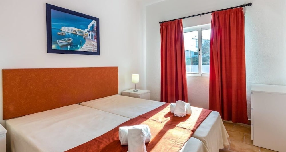 Apartamentos Turísticos Pateo Village — Hotel rooms in Albufeira, Faro