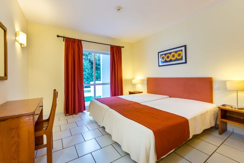 Apartamentos Turísticos Pateo Village — Hotel rooms in Albufeira, Faro