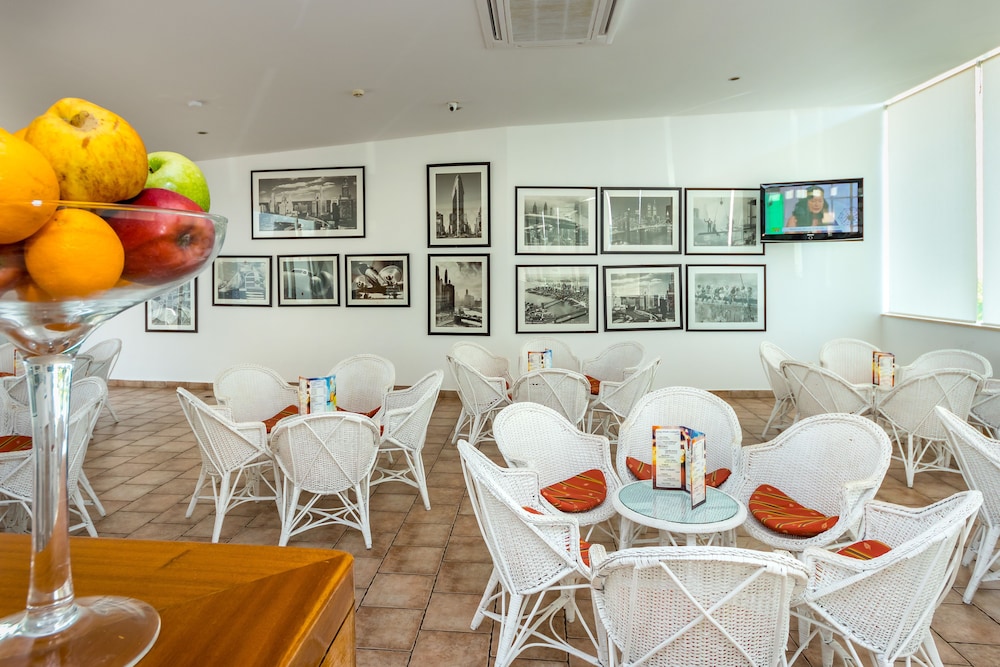Apartamentos Turísticos Pateo Village — Restaurant & bars in Albufeira, Faro