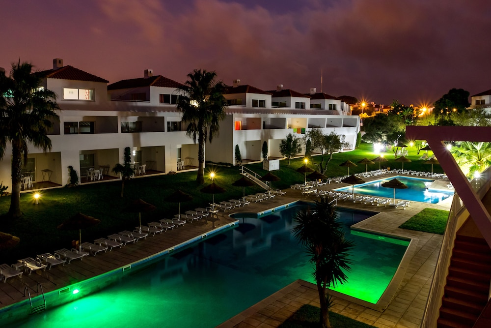 Apartamentos Turísticos Pateo Village — Hotel building in Albufeira, Faro