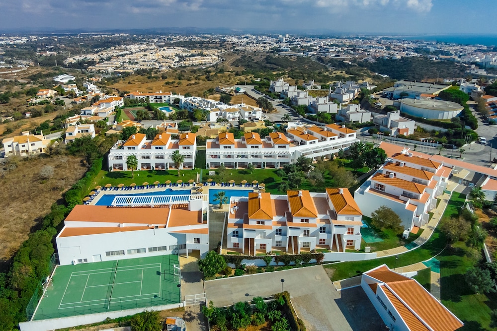 Apartamentos Turísticos Pateo Village — Hotel building in Albufeira, Faro