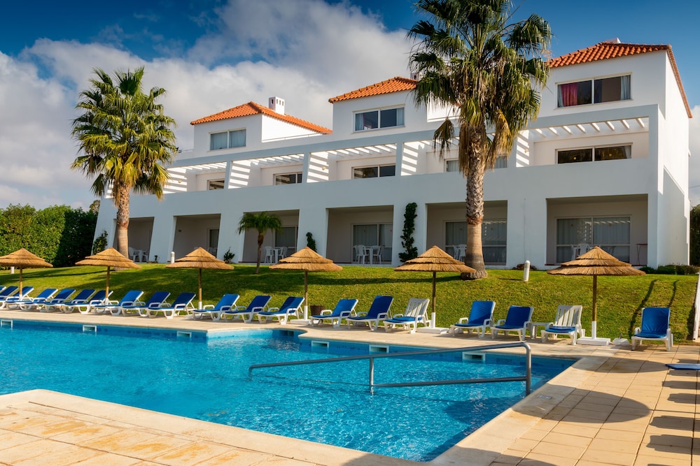 Apartamentos Turísticos Pateo Village — Hotel building in Albufeira, Faro