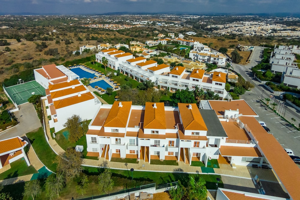 Apartamentos Turísticos Pateo Village — Hotel building in Albufeira, Faro