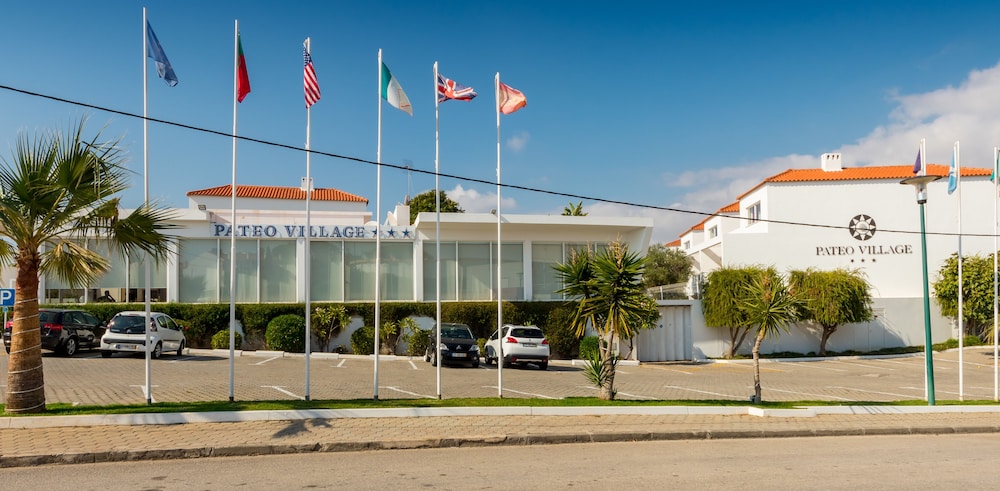 Apartamentos Turísticos Pateo Village — Hotel building in Albufeira, Faro