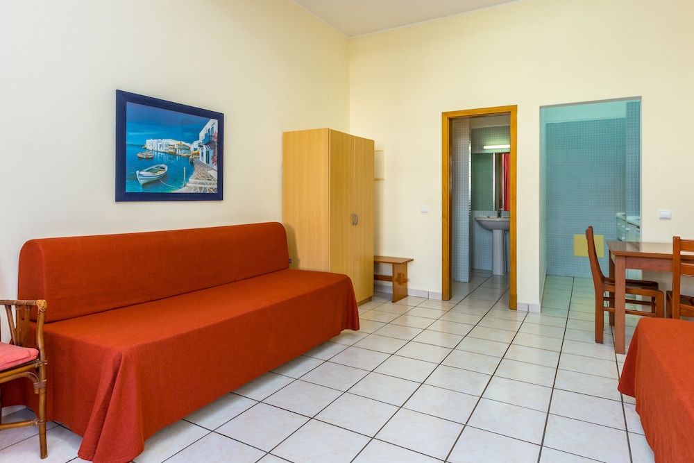 Apartamentos Turísticos Pateo Village — Hotel rooms in Albufeira, Faro