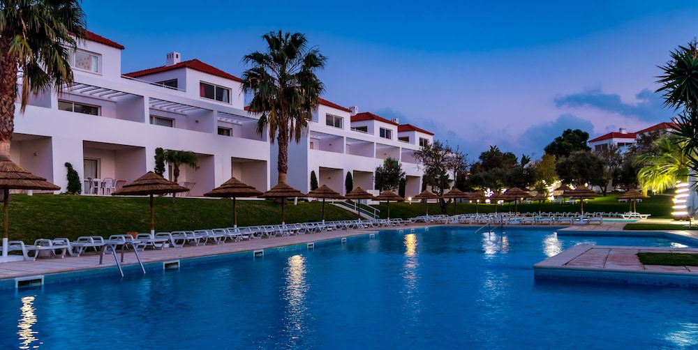 Apartamentos Turísticos Pateo Village — Hotel building in Albufeira, Faro
