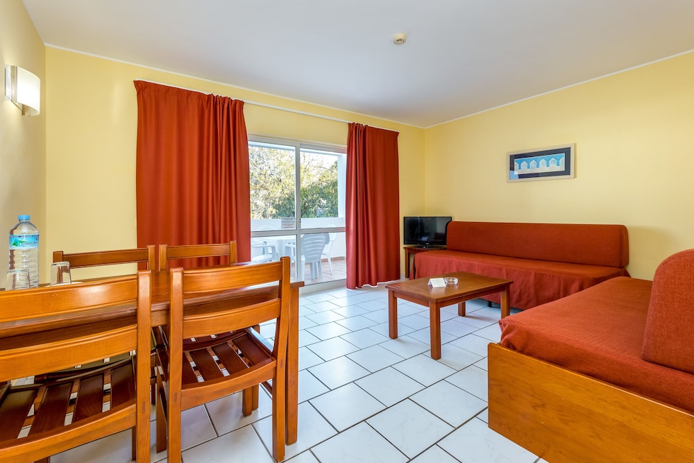 Apartamentos Turísticos Pateo Village — Hotel rooms in Albufeira, Faro
