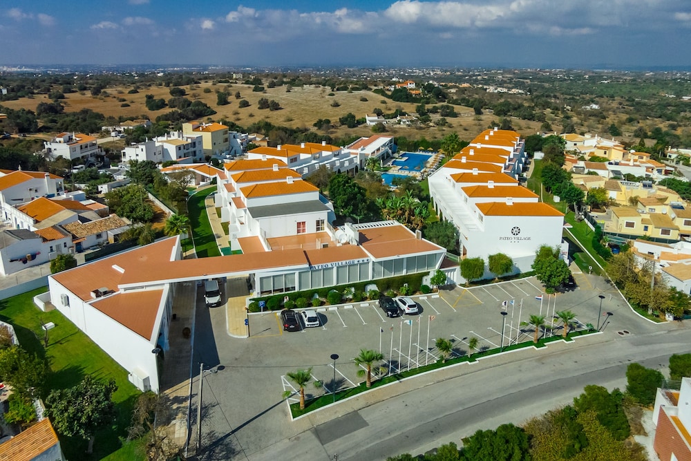 Apartamentos Turísticos Pateo Village — Hotel building in Albufeira, Faro