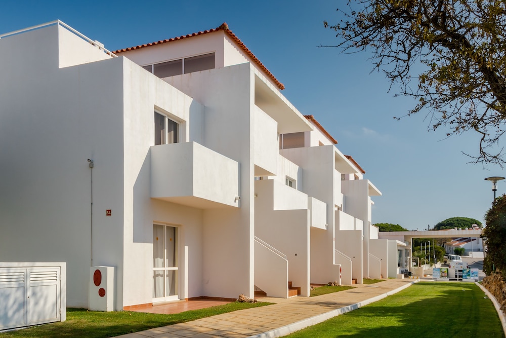 Apartamentos Turísticos Pateo Village — Hotel building in Albufeira, Faro