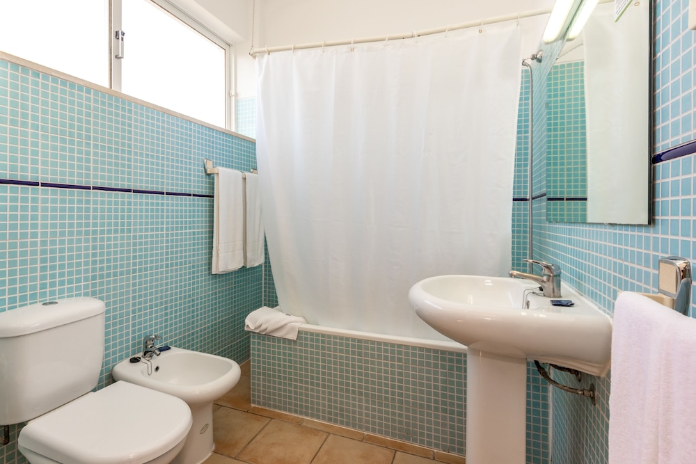 Apartamentos Turísticos Pateo Village — Hotel rooms in Albufeira, Faro