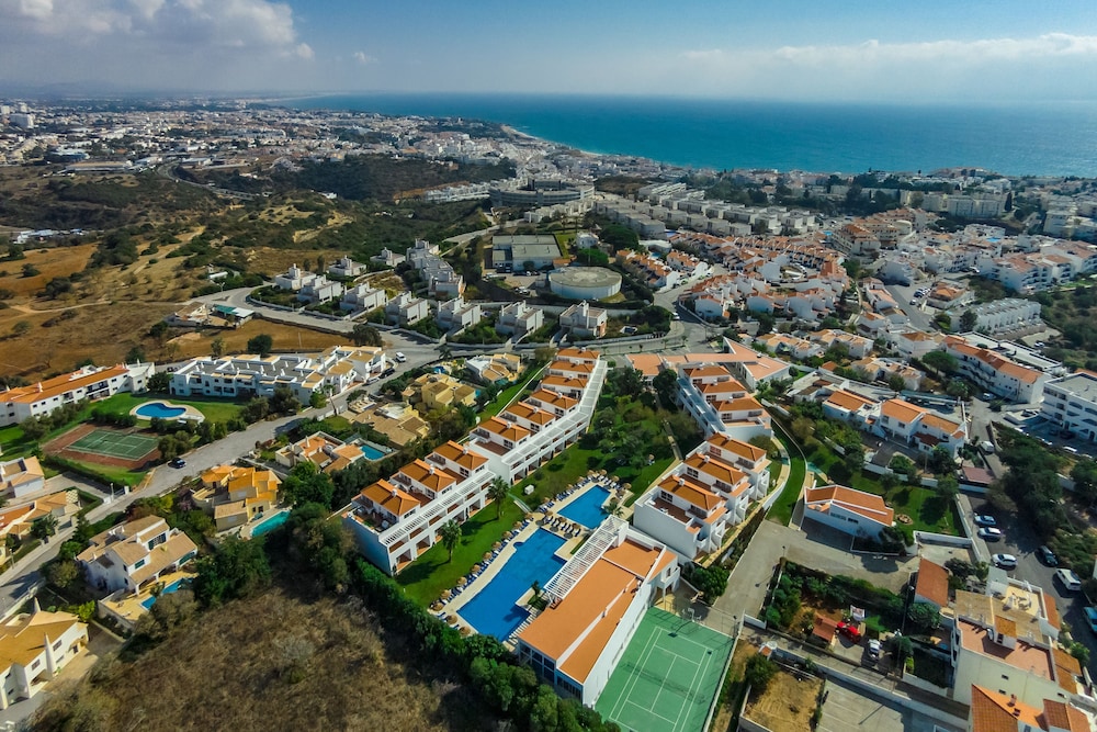 Apartamentos Turísticos Pateo Village — Hotel building in Albufeira, Faro