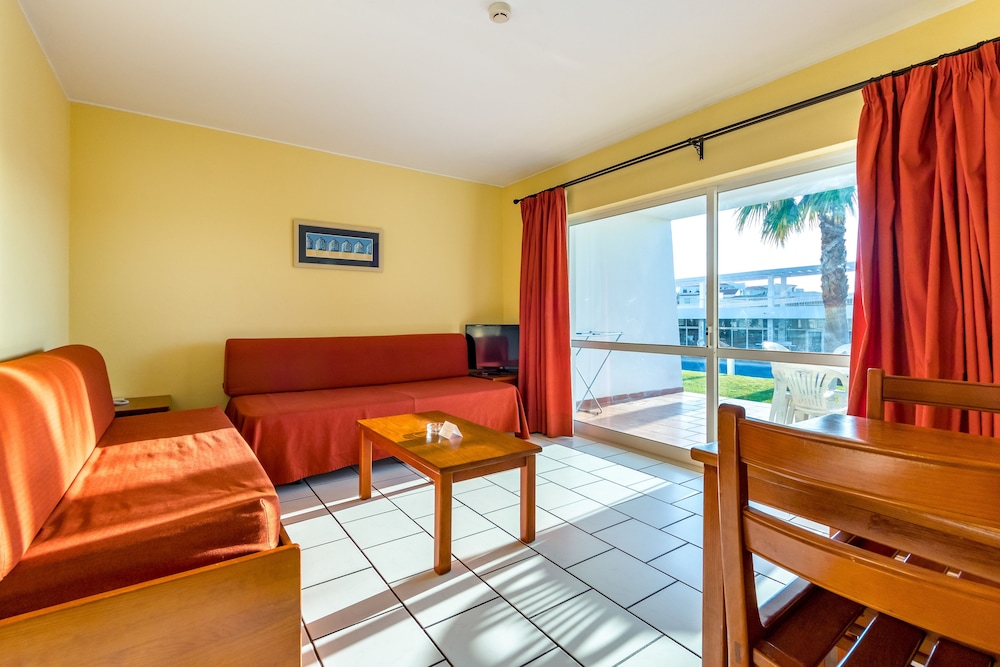 Apartamentos Turísticos Pateo Village — Hotel rooms in Albufeira, Faro