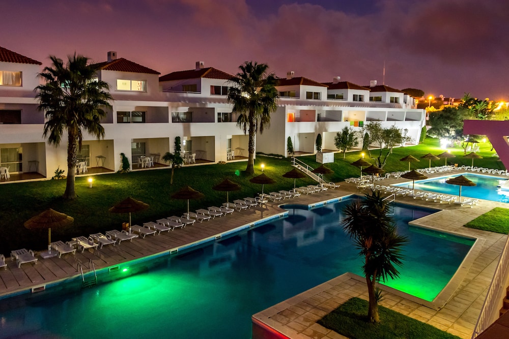 Apartamentos Turísticos Pateo Village — Swimming pool in Albufeira, Faro