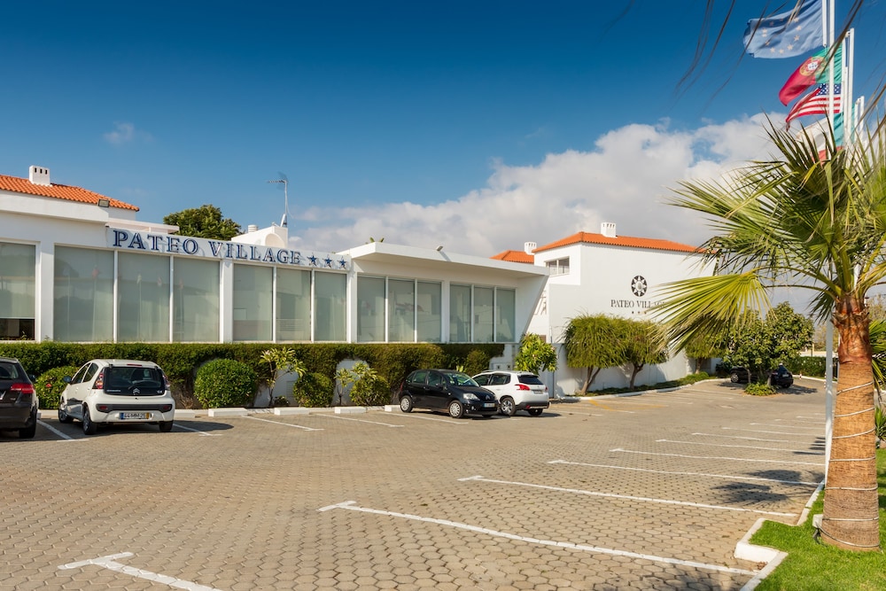 Apartamentos Turísticos Pateo Village — Hotel building in Albufeira, Faro