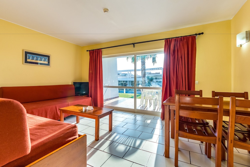 Apartamentos Turísticos Pateo Village — Hotel rooms in Albufeira, Faro