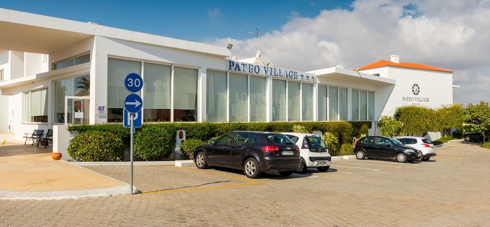 Apartamentos Turísticos Pateo Village — Hotel building in Albufeira, Faro